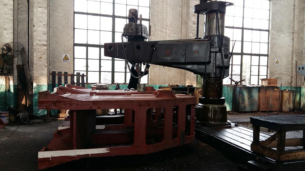 沖床生產員工堅守崗位